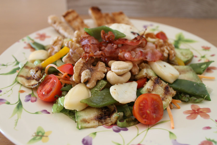 ricetta insalatona estiva originale bacon grigliato taccole frutta secca