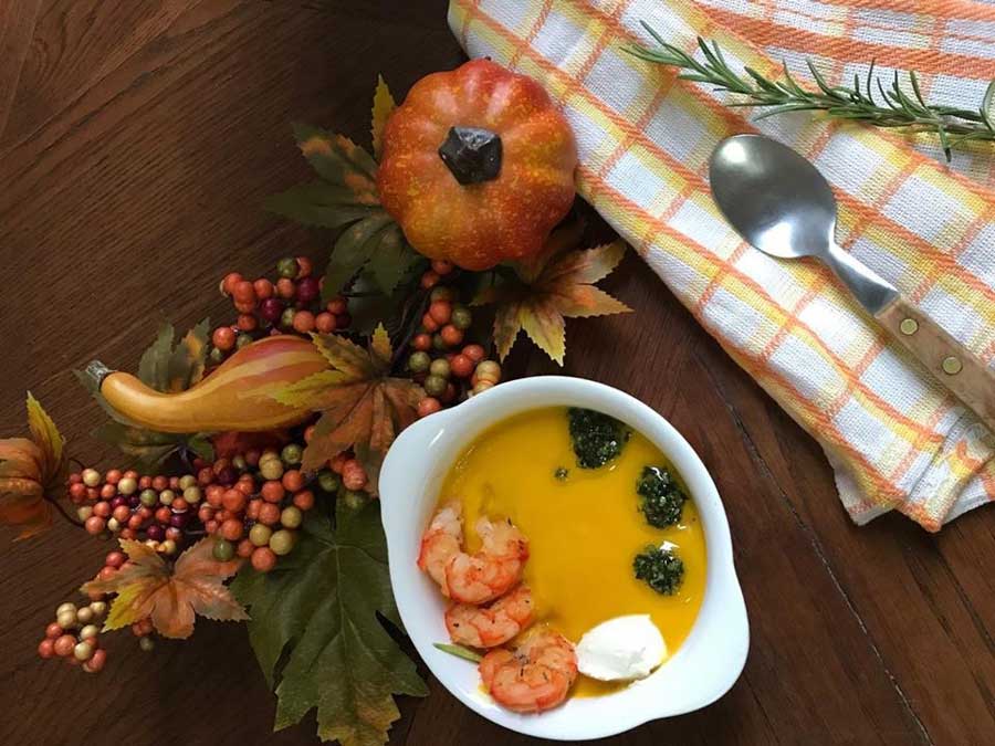 ricetta crema di zucca con pesto e code di gamberi 