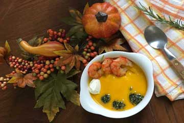 ricetta crema di zucca con pesto e code di gamberi