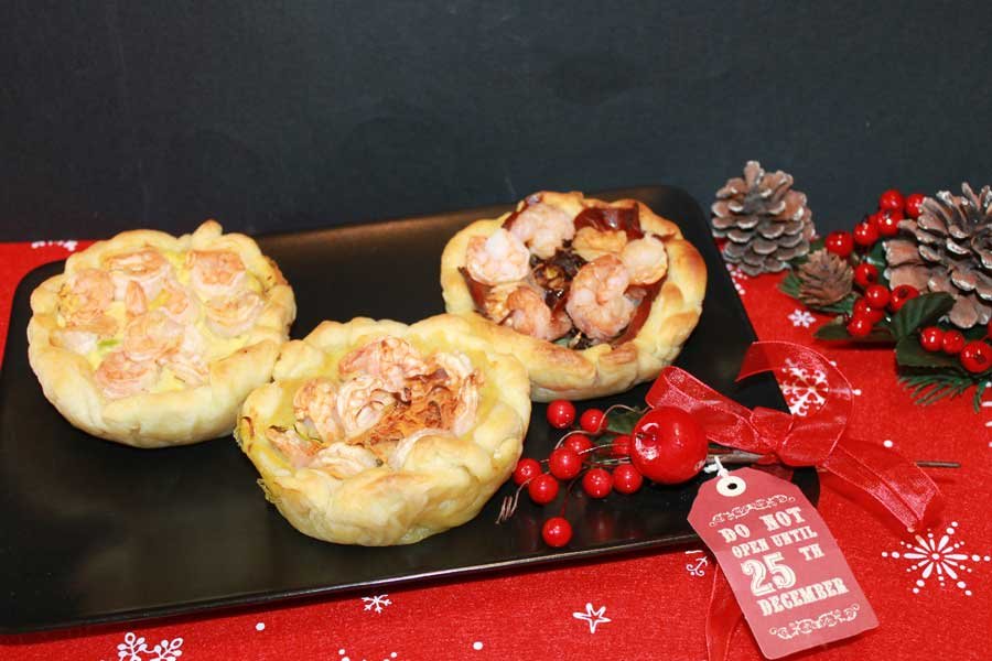 tartellette di sfoglia con gamberi, speck e verdure 