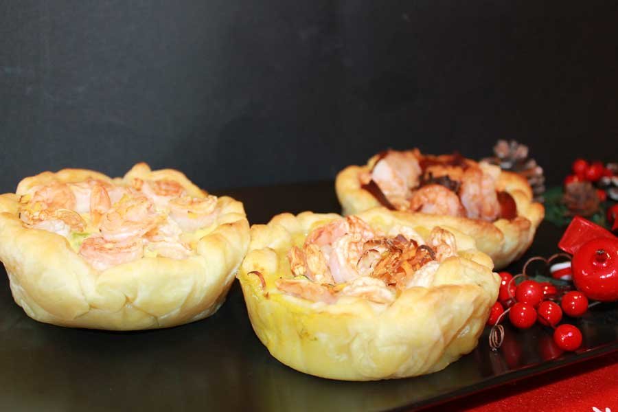 tartellette di sfoglia con gamberi, speck e verdure 