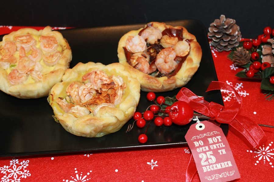 tartellette di sfoglia con gamberi, speck e verdure 