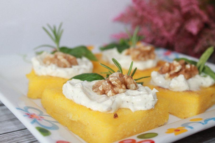 Ricetta quadrotti di polenta con noci e formaggio alle erbe 