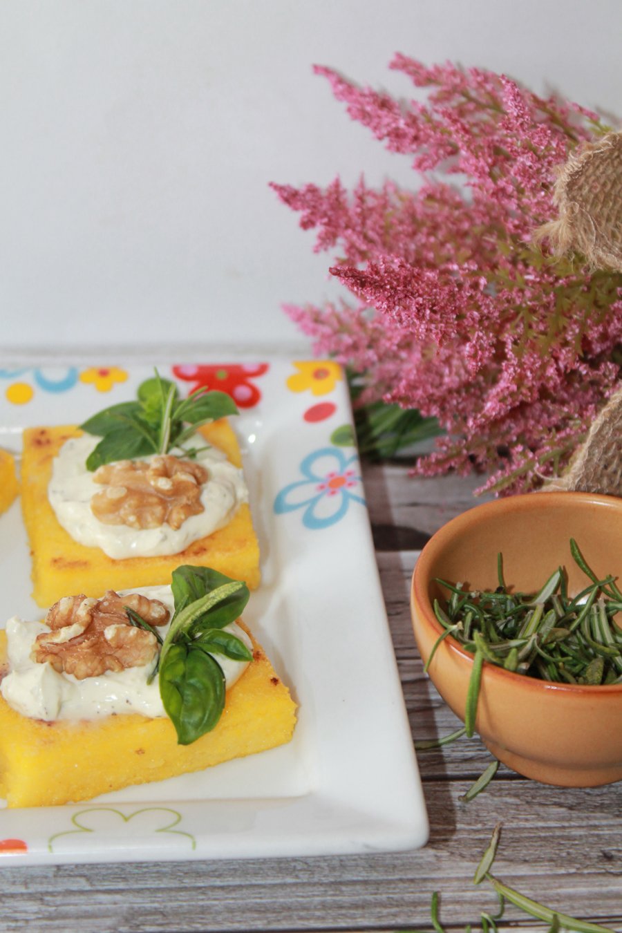 Ricetta quadrotti di polenta con noci e formaggio alle erbe (