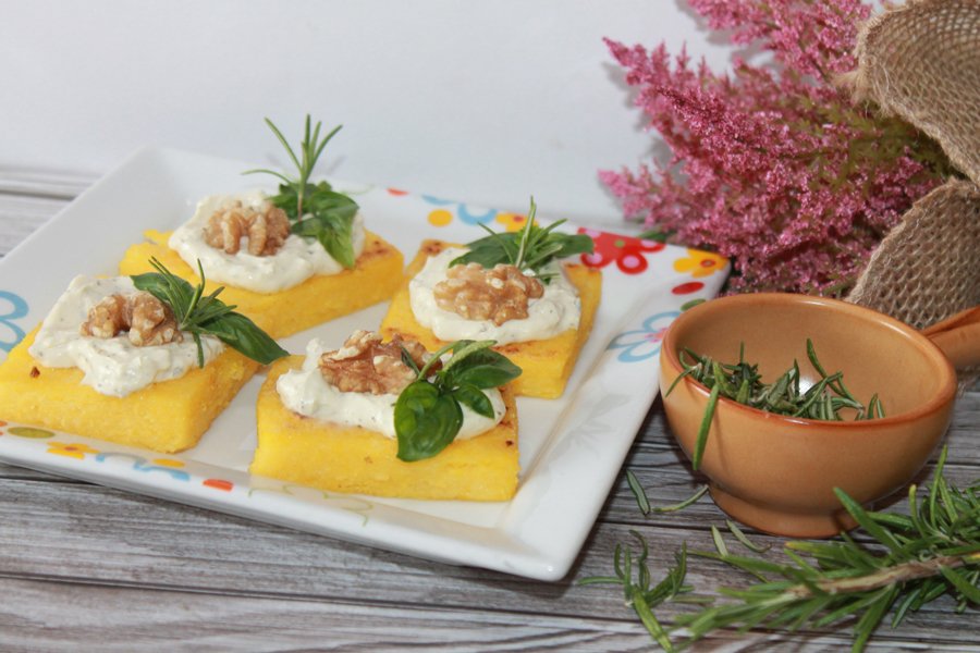 Ricetta quadrotti di polenta con noci e formaggio alle erbe (