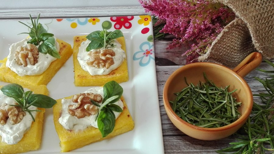 Ricetta quadrotti di polenta con noci e formaggio alle erbe Ricetta quadrotti di polenta con noci e formaggio alle erbe (