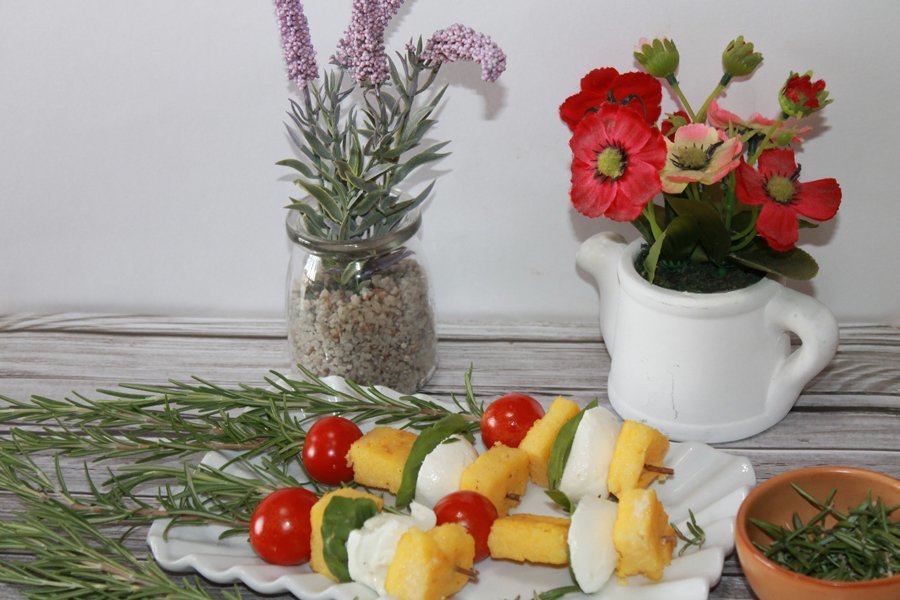 Ricetta spiedini di polenta con pomodorini e bufala Ricetta spiedini di polenta con pomodorini e bufala