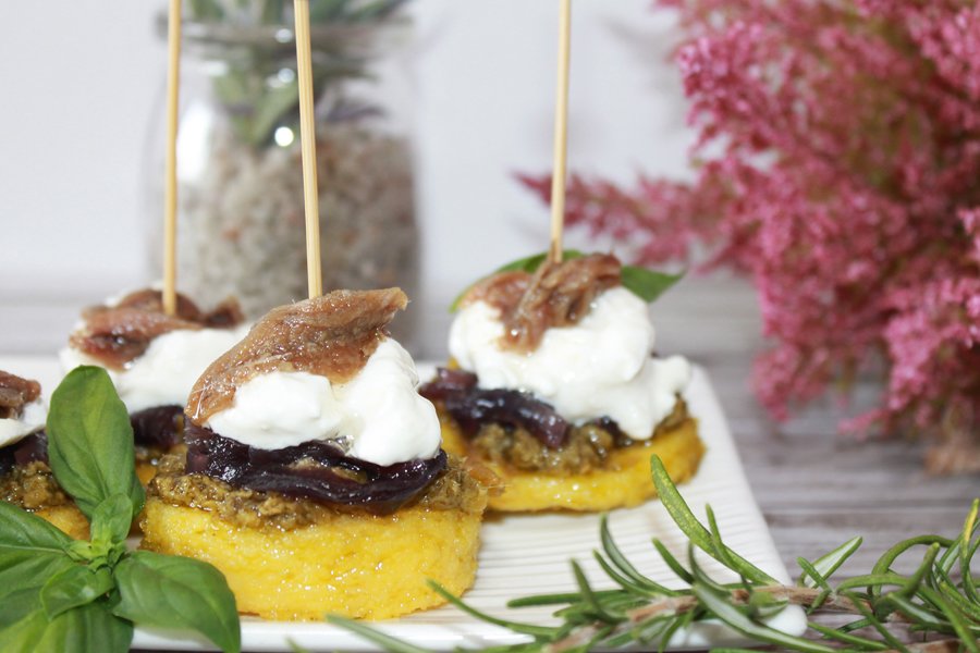 ricetta medaglioni polenta cipolle pesto acciughe  ricetta medaglioni polenta cipolle pesto acciughe