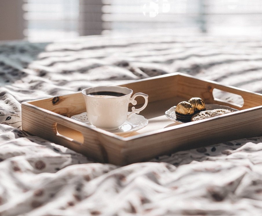 Mangiare a letto: vassoi e altri accessori instagrammabili