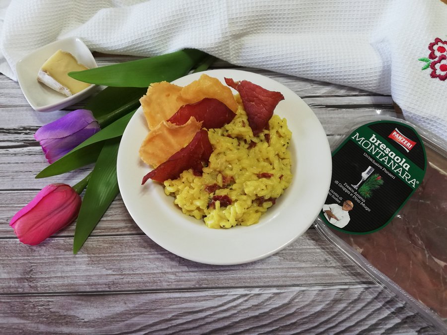 Ricetta risotto alla bresaola con cialde di parmigiano e bresaola Ricetta risotto alla bresaola con cialde di parmigiano e bresaola